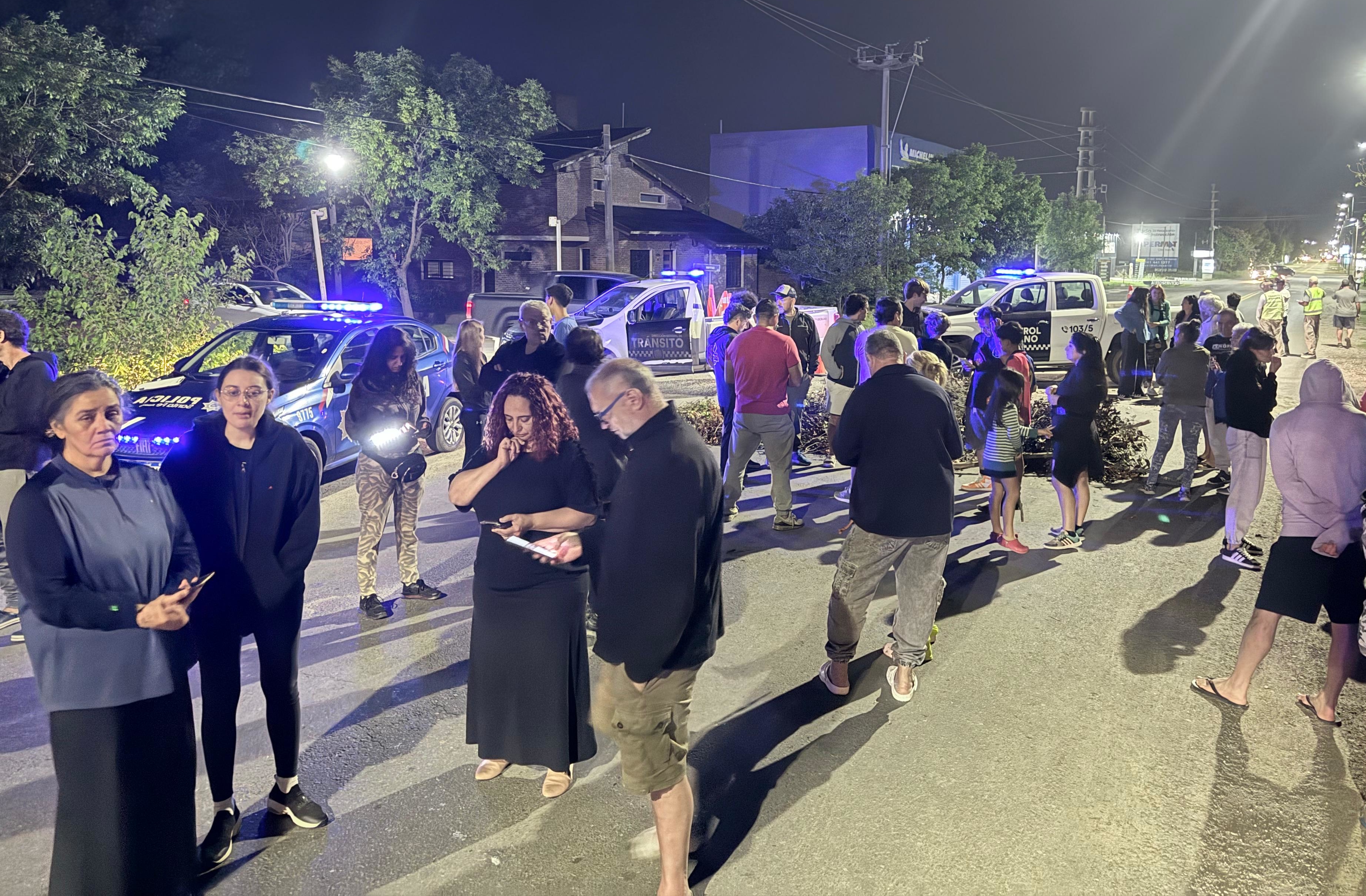 Un grupo de vecinos de Funes cortó Av. Illia por los cortes de luz y la EPE dice que son por las palomas